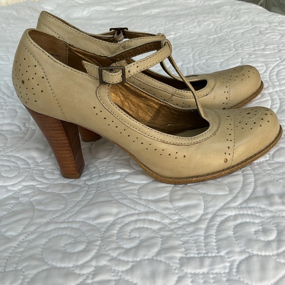 TriBeCa by Kenneth Cole. Cream Mary Jane heels. Size 9 - Picture 3 of 7